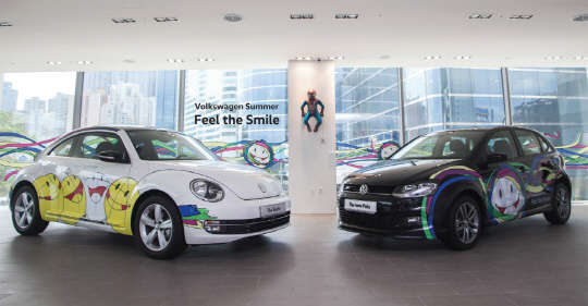 폭스바겐 공식딜러 유카로오토모빌은 24일부터 내달 9일까지 부산 해운대 유카로오토모빌 전시장에서 설치 미술작가 유은석과의 아트 콜라보레이션 '필 더 스마일 위드 폭스바겐' 전시 이벤트를 진행한다. 행사 기간 전시될 스마일 비틀(왼쪽)과 스마일 폴로 차량 모습. <폭스바겐 코리아 제공>